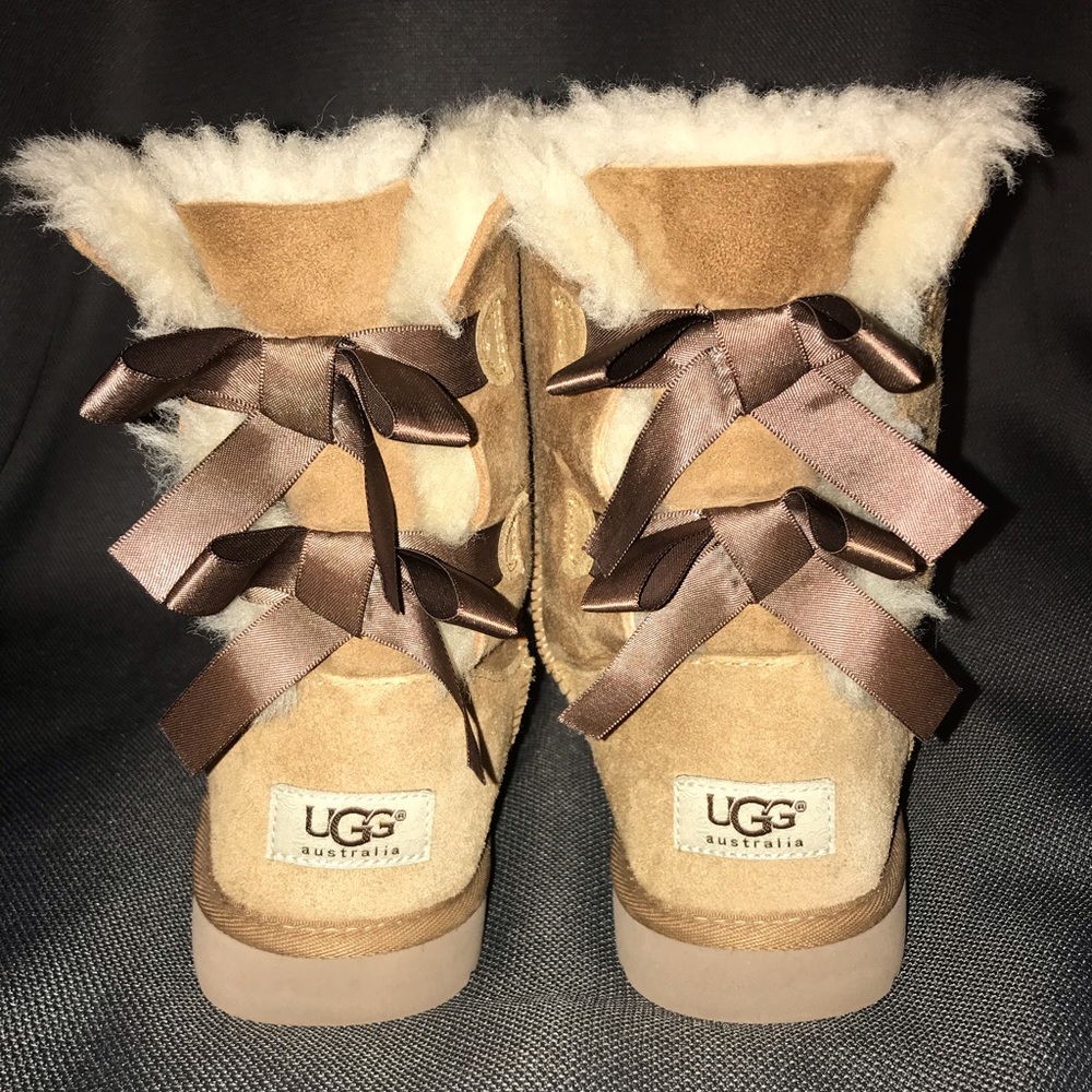 UGG Bailey Bow in Chestnut. Size 5.5 US